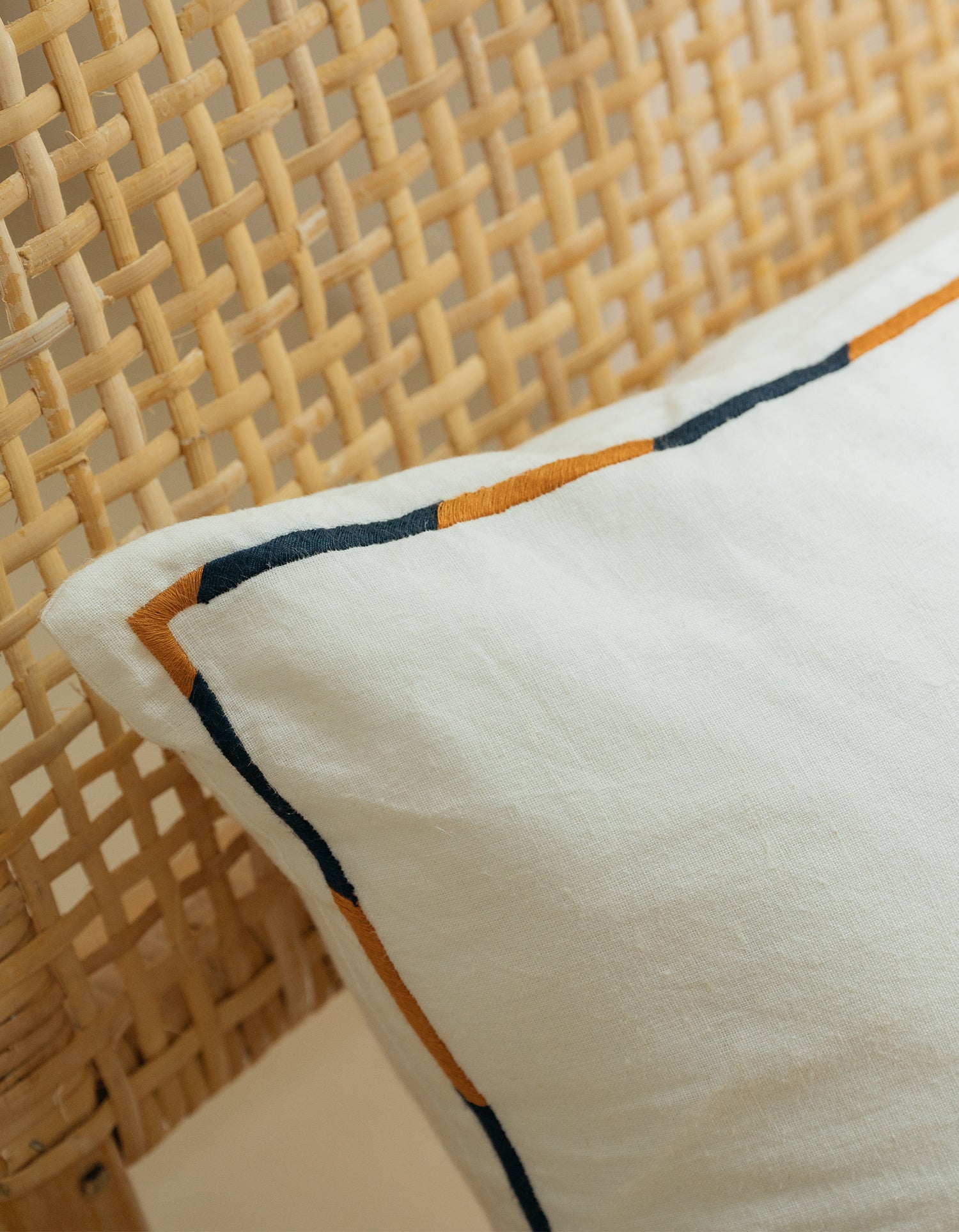 Housse de Coussin long Brodée - Blanc