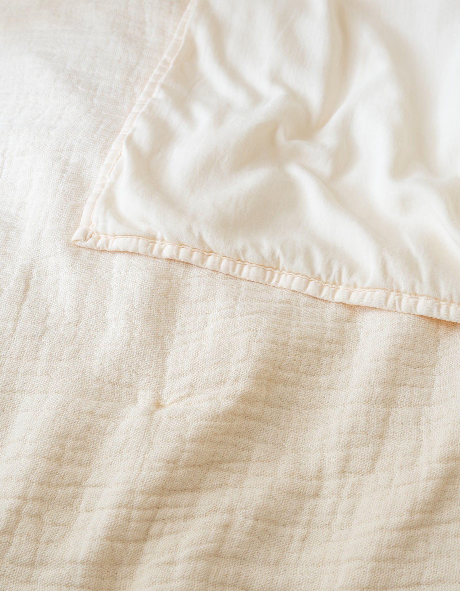 Gesteppter Bettüberwurf aus gewaschenem Satin - Cremeweiss