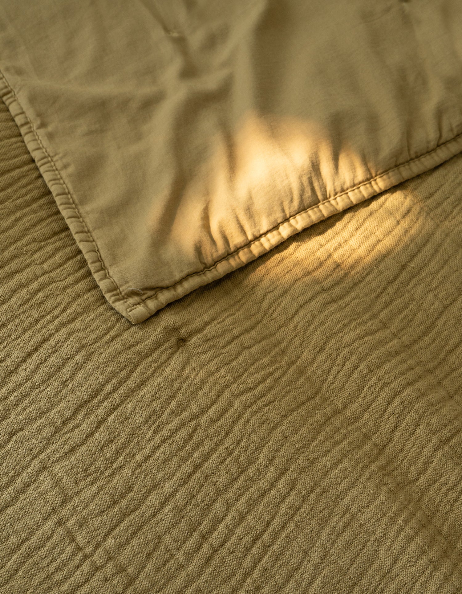 De gewassen satijnen Quilt - Okergoud