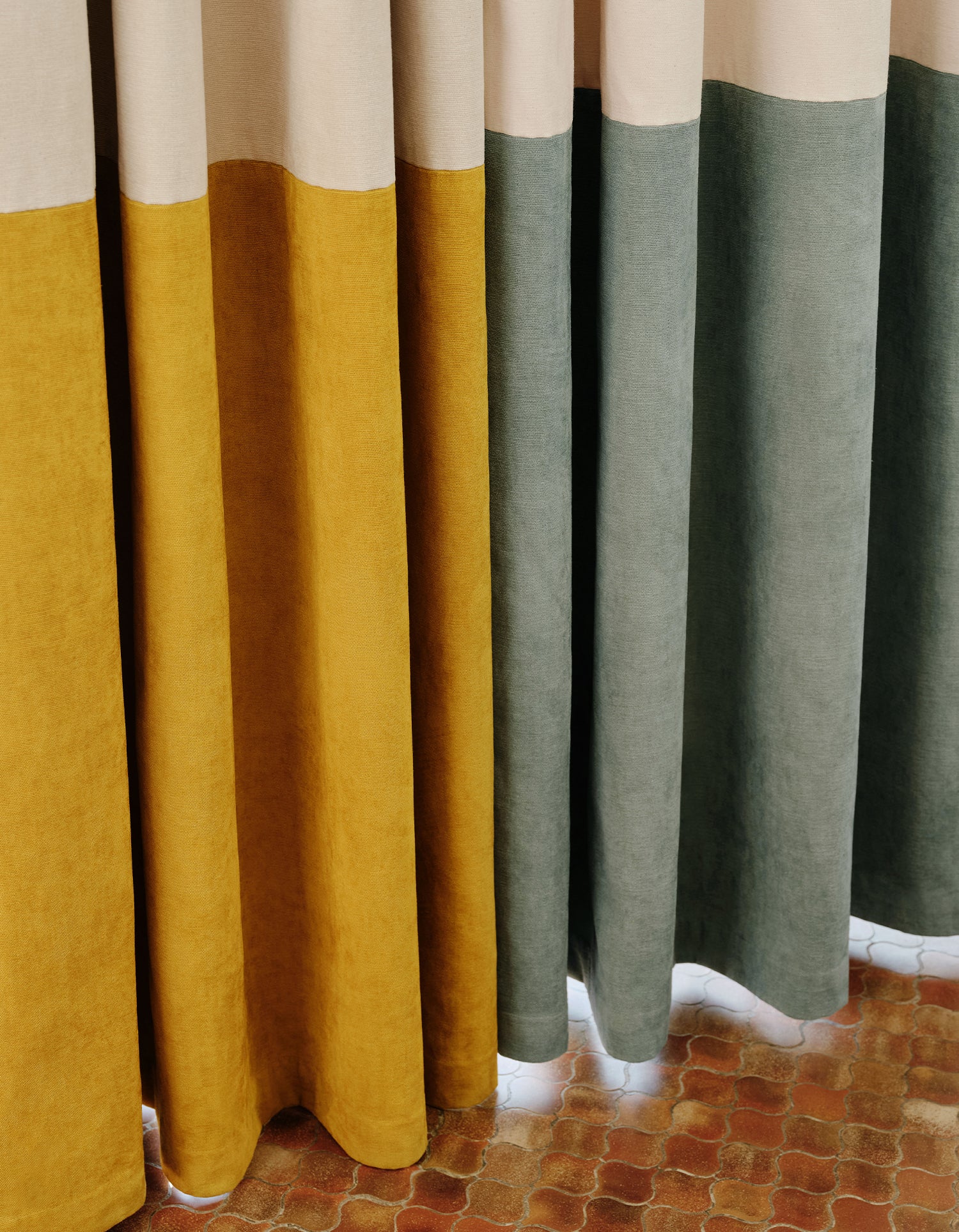 Tenda Oscurante Faubourg con occhielli signature - Naturale / Giallo