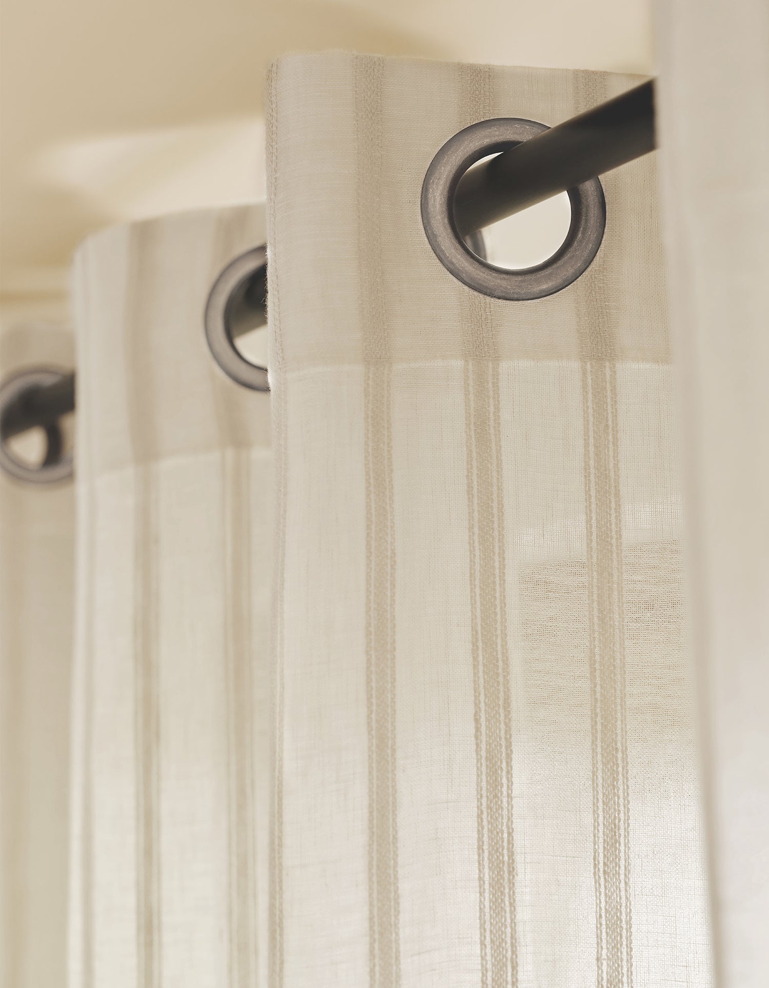 Riviera Transparenter Vorhang mit Ösen – Weiss