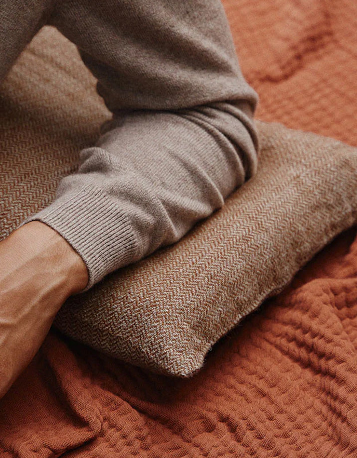 La housse de coussin long Lin - Chevron Caramel