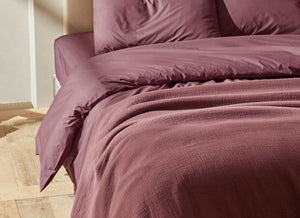 Un lit impeccable avec une housse de couette en percale ou satin de coton