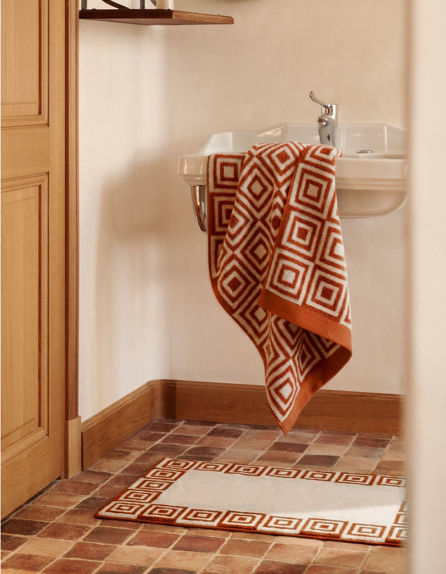 Flauschiges Badetuch - Terrakottafliesen