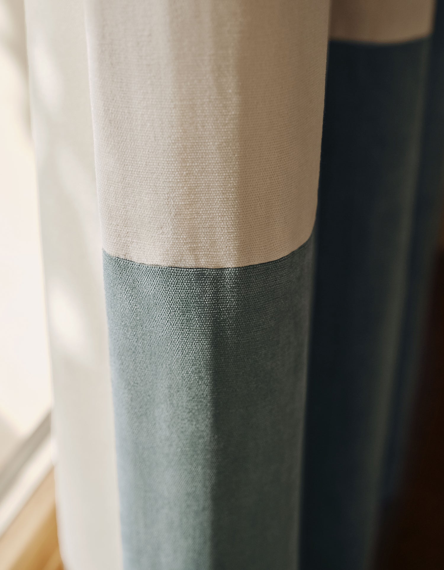 Tenda Oscurante Faubourg con occhielli signature - Bianco / Blu